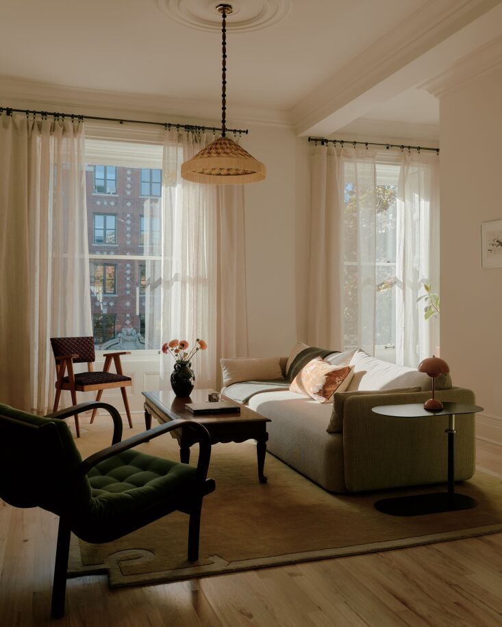 El dúplex no es grande, pero las ventanas de gran tamaño y los techos altos hacen que el 17