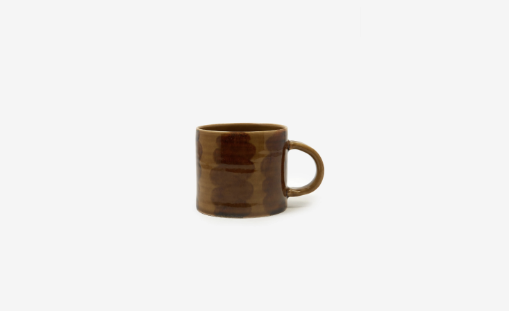 La taza Honey Wiggle, diseñada por la fabricante Paige Mitchell, es de Goodhood y está a la venta por $4 por $2. 33