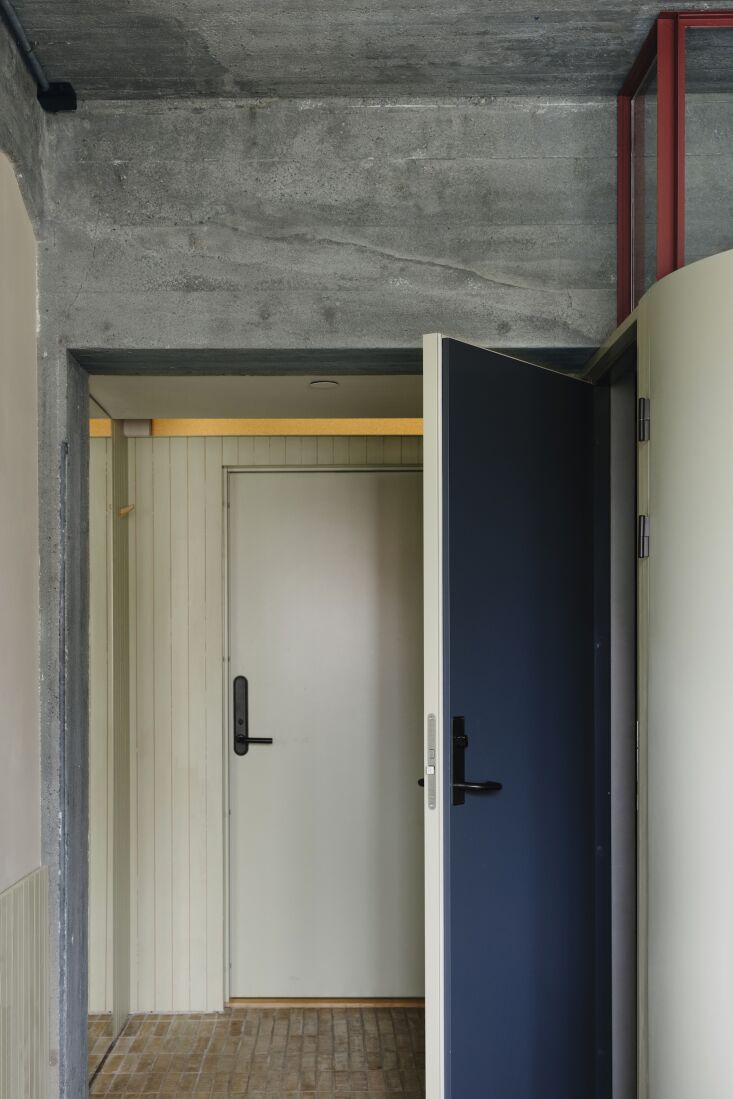 corridors are intentionally kept &#8\2\20;in the dark,&#8\2\2\1; with l 24