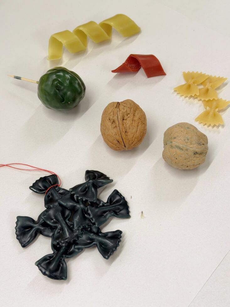 Cáscaras de nuez, queso farfar seco y tiras cortadas de láminas de cera de abejas. 18