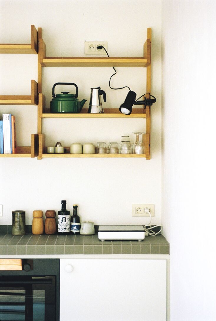 each apartment has a \2\20;discreetly equipped kitchen\2\2\1; (pa 24