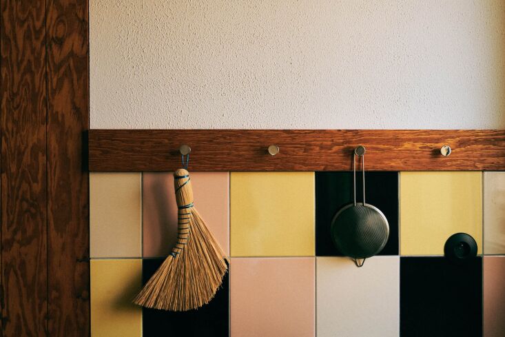 a closer look at the rail: the round metal knobs were sourced by the carpenter. 21