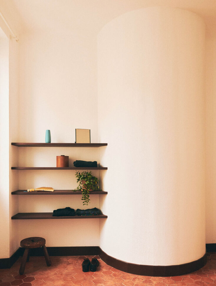 a niche put to use as bedroom shelves. 28