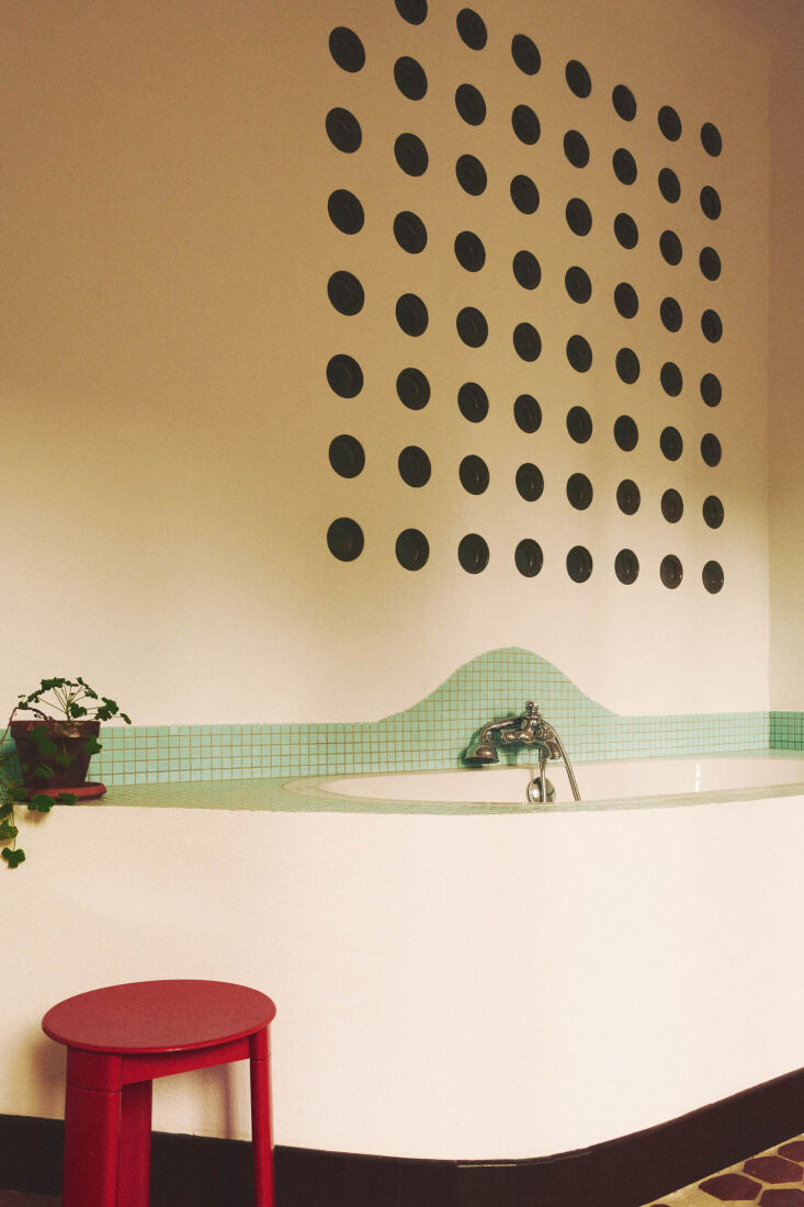 the attic\2\17;s main bedroom has a built in bathtub. this is the revers 27