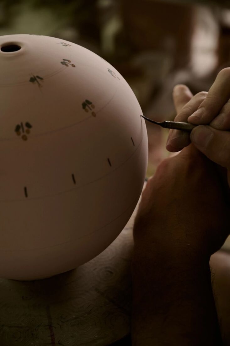 Flores pintadas a mano sobre base de lámpara de fiore. No 19