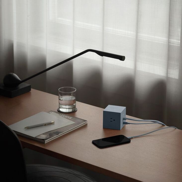 Cuadrado azul tiburón \1; $60. También se proporciona un cable de carga a juego. 19