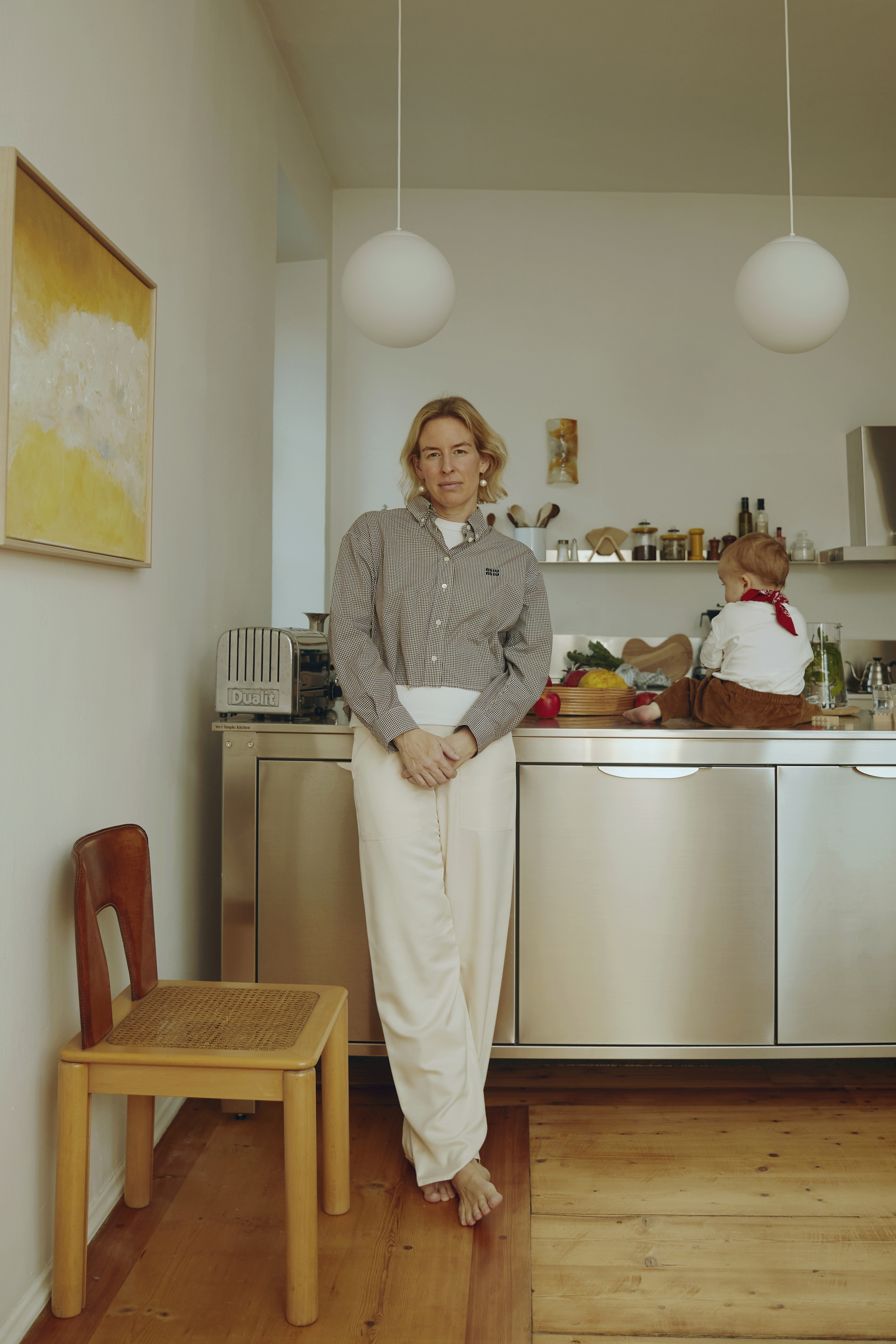 Los suelos de pino de todo el apartamento tienen más de un siglo de antigüedad, típicos de los 17.