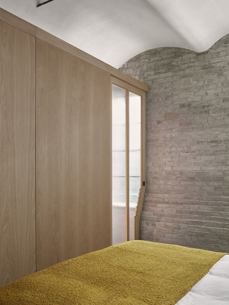 note there are now no floor to ceiling walls in the apartment. \2\20;to  24