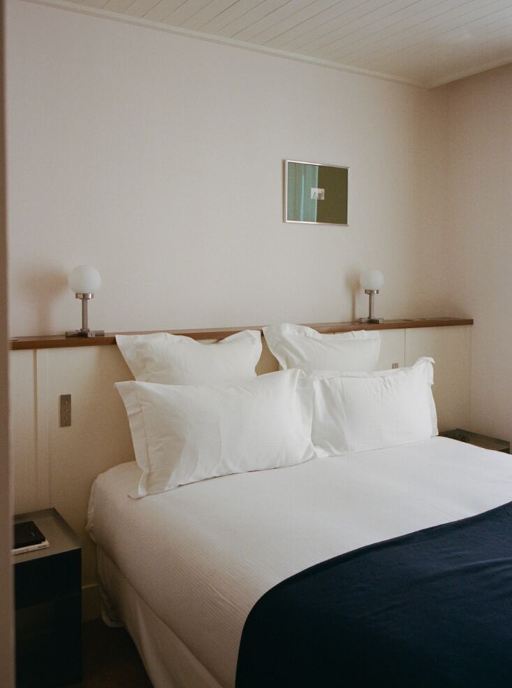 Junto a la cama había un par de lámparas de globo antiguas. Veintidós