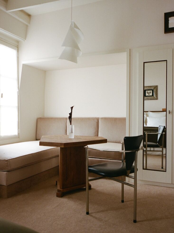 un colgante willydilly de Ingo maurer, una mesa personalizada de Alexis Mazin y un sing 23