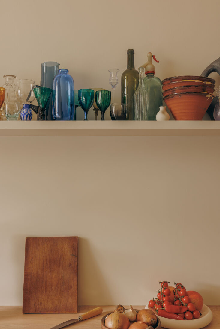 Encimeras, divisores verticales y rodapiés están fabricados en st 18.