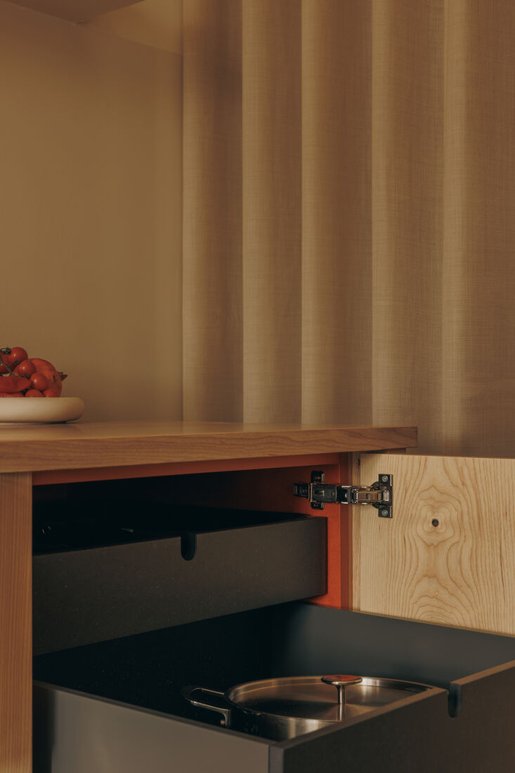 Para los interiores de los gabinetes, Studio Silvan utilizó su valcromático extra, un espesor de 20