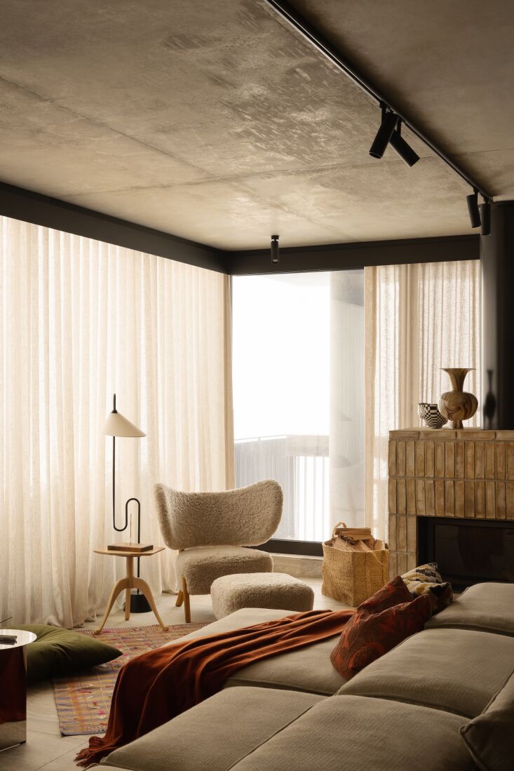 the living room is anchored by piero lissoni’s modular extrasoft sofa for liv 18