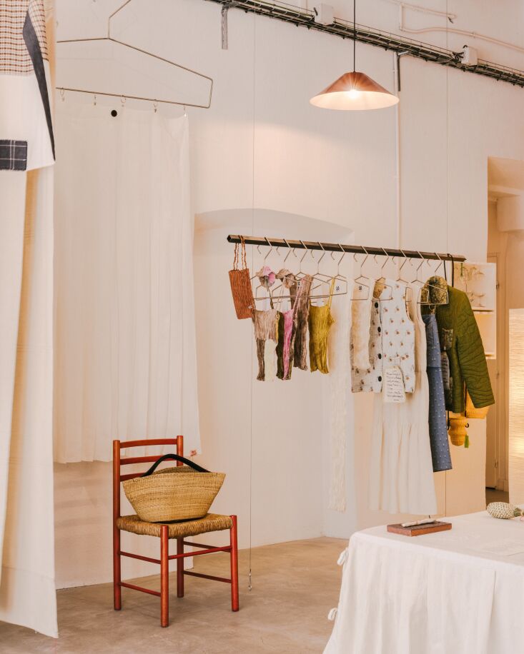 aha: another red chair spotted, this one with a woven seat, in the embroidery a 21