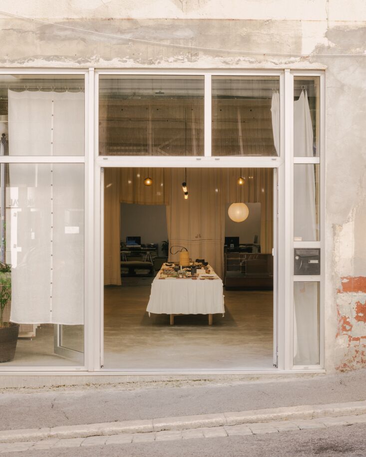 the showroom opens to the street on rue villeneuve. 33