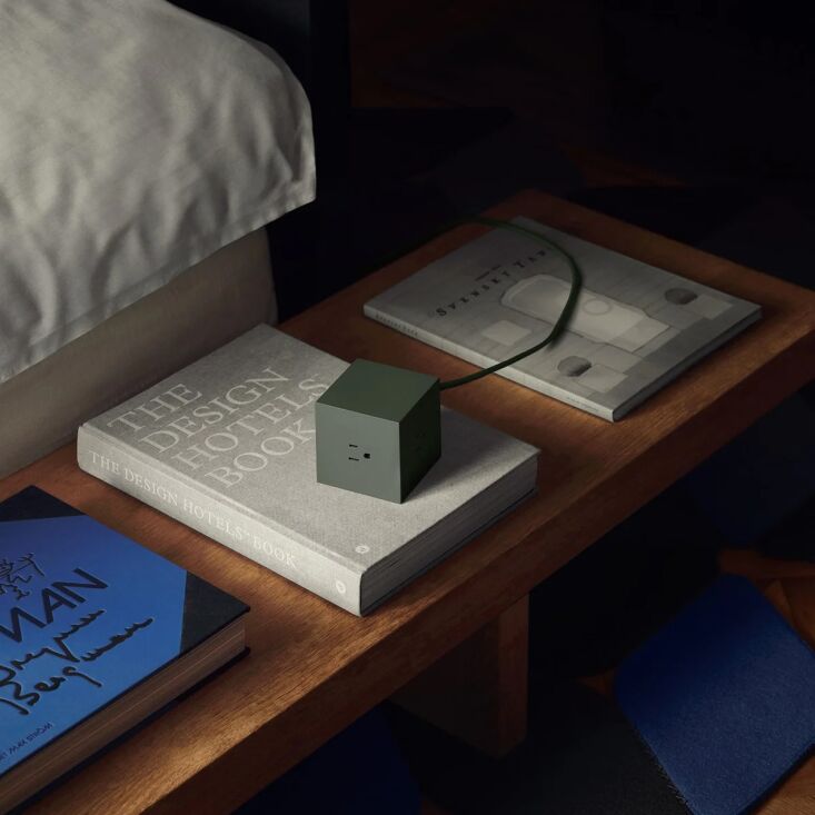 La carcasa del cubo está hecha de plástico (20% de contenido reciclado). veintitrés