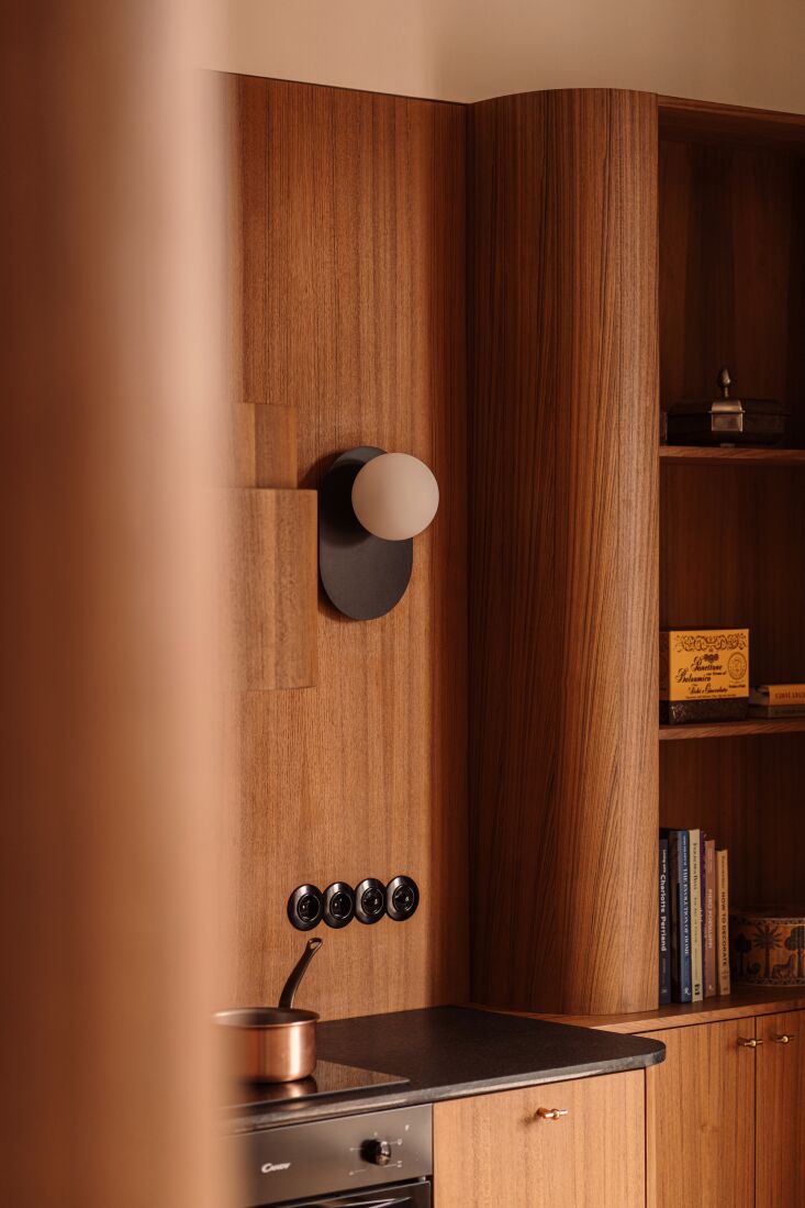 Ningún detalle es demasiado pequeño. Accesorios eléctricos de baquelita negra de thpg. 19