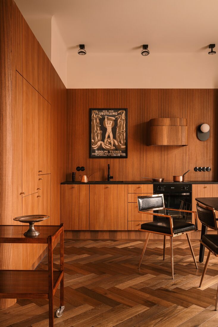 En un apartamento lleno de momentos elegantes, comer inteligentemente en la cocina puede ser 18