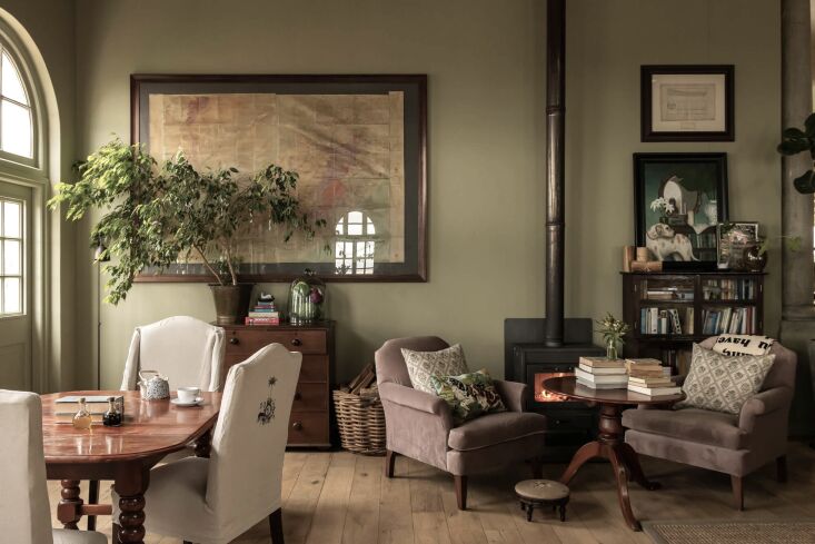 Arriba: salón de Dorp con grandes ventanales con vistas a Ciudad del Cabo y 17