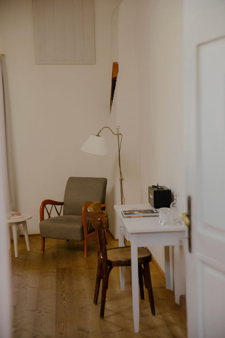 a small reading/writing area is defined with a vintage floor lamp and chairs. 21