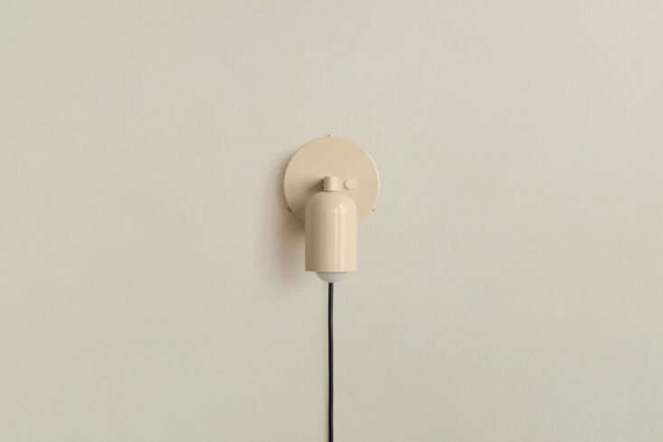 Los apliques de pared comunes a los fijos están disponibles en una gama de acabados coloridos 19