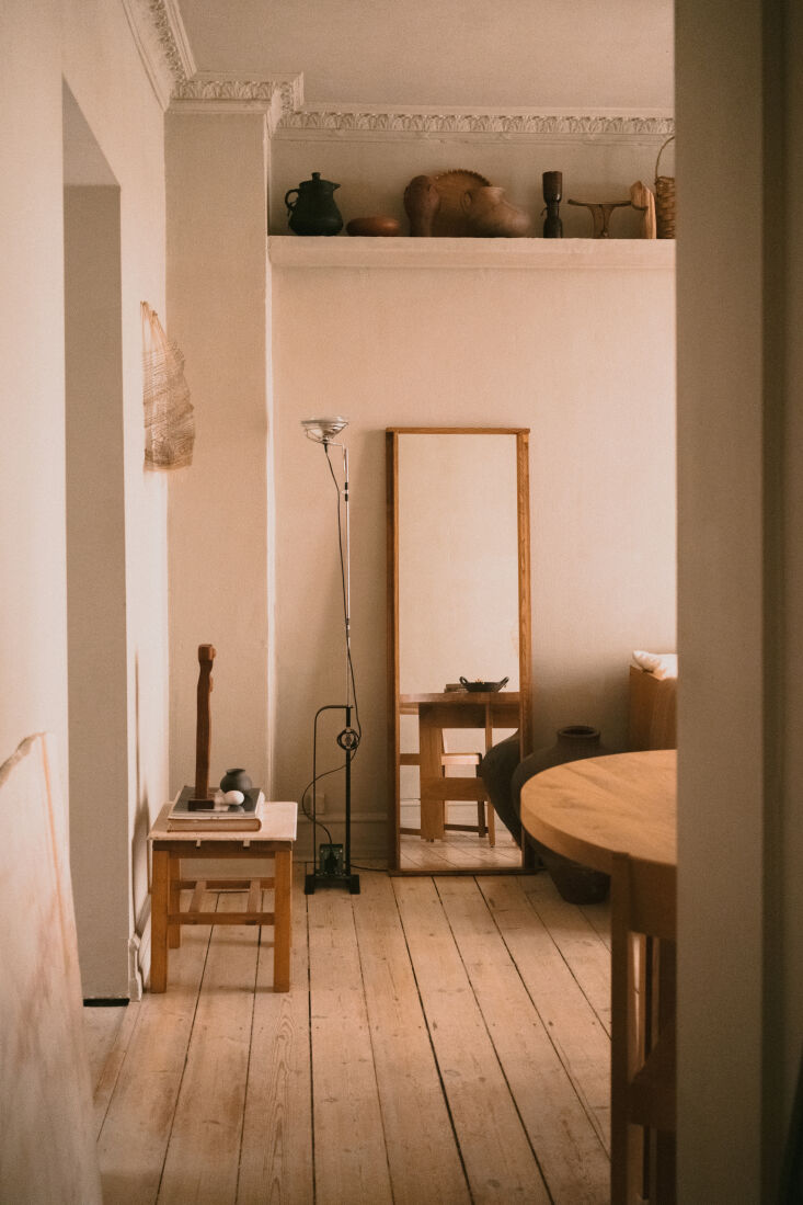 El apartamento del segundo piso consta de dos dormitorios, una sala de estar y un pequeño baño17