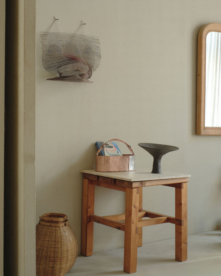 En el banco reposa el gres iii elaborado por el propio kasia, que verá la luz el día 19