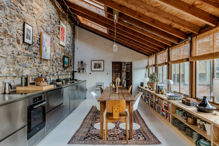 La entrada conduce directamente a la larga cocina abierta y al comedor. 18