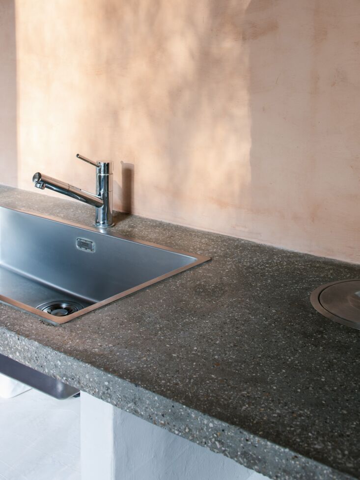 Las encimeras se vierten con hormigón. veintiuno