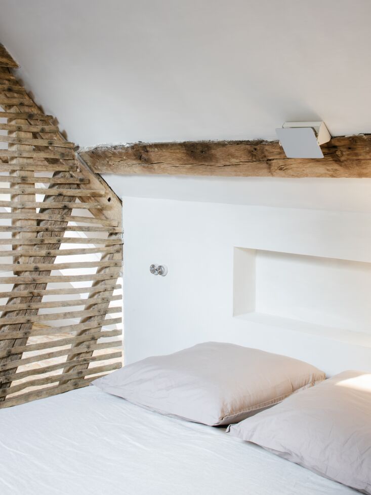 a wall alcove above the bed serves as storage. 29