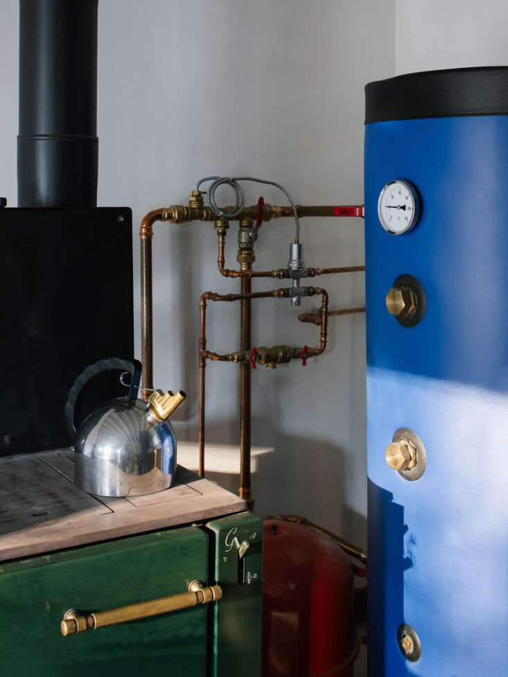 El sistema de estufa-caldera de leña es nuevo: radiador calentado de hierro fundido 22