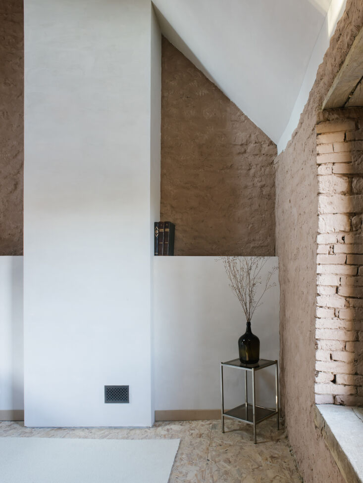 the walls are finished with lime wash mixed with a natural colored pigment. 24