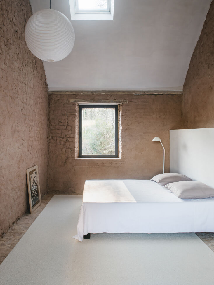 Se puede utilizar una alfombra grande como alfombra con Vint 23 en el dormitorio.