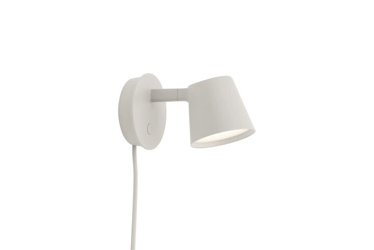 Aplique con punta gris, blanca o negra diseñado por jens fager para muuto is 18