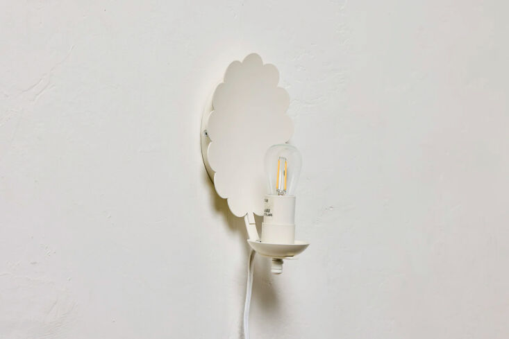 El aplique de pared con enchufe festoneado Nickey Kehoe cuenta con una placa trasera única; $17 5\25