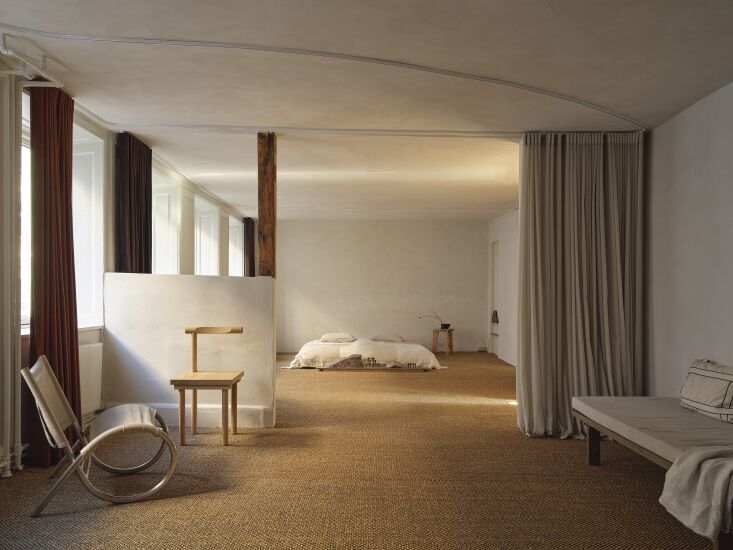 El dormitorio está rodeado por grandes cortinas de arne Askel que miden 17 pulgadas.