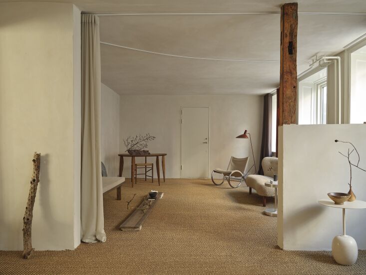 La zona de oficina está diseñada con escritorio feve de ferm Living, silla estructura richardt, 18