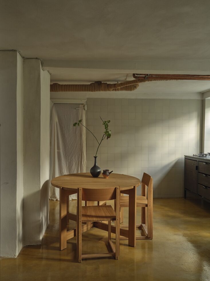 La mesa es una mesa de comedor de colección diseñada por kristina dam y las sillas son la silla 0 19
