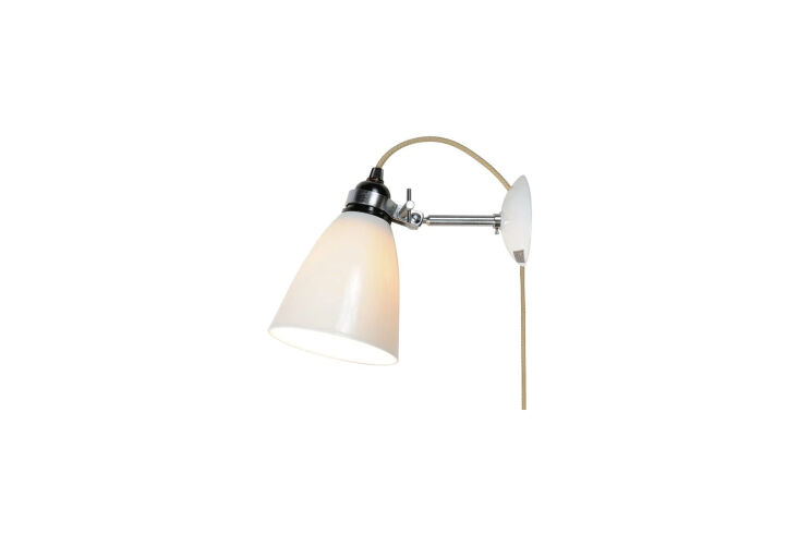 Uno de los favoritos entre los renovadores clásicos, el aplique de pared mediano BTC Hector original viene en 25 piezas.