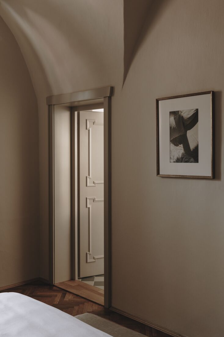 the building\2\17;s vaulted ceilings and design details on bedroom doors 33