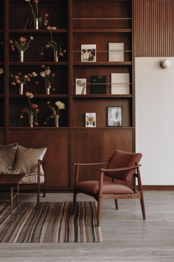 biquadra utilizó una paleta neutra cálida centrada en una variedad de tonos oscuros19