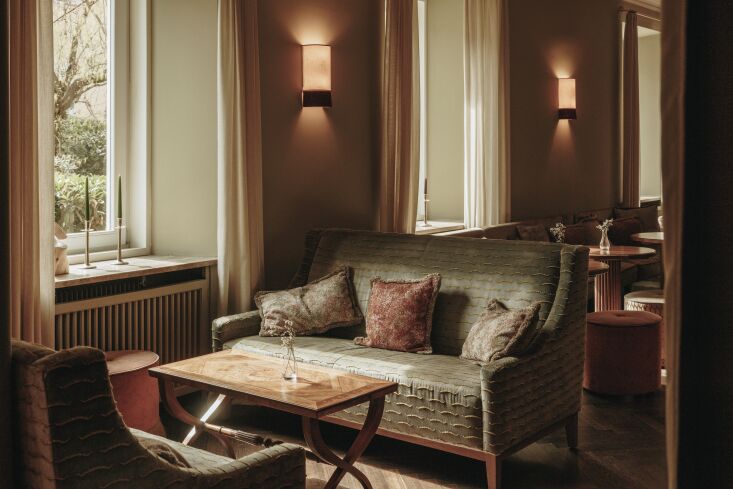 Luna bar y luna restaurante están ubicados junto al hotel y se consideran sociales para el siglo XXI.