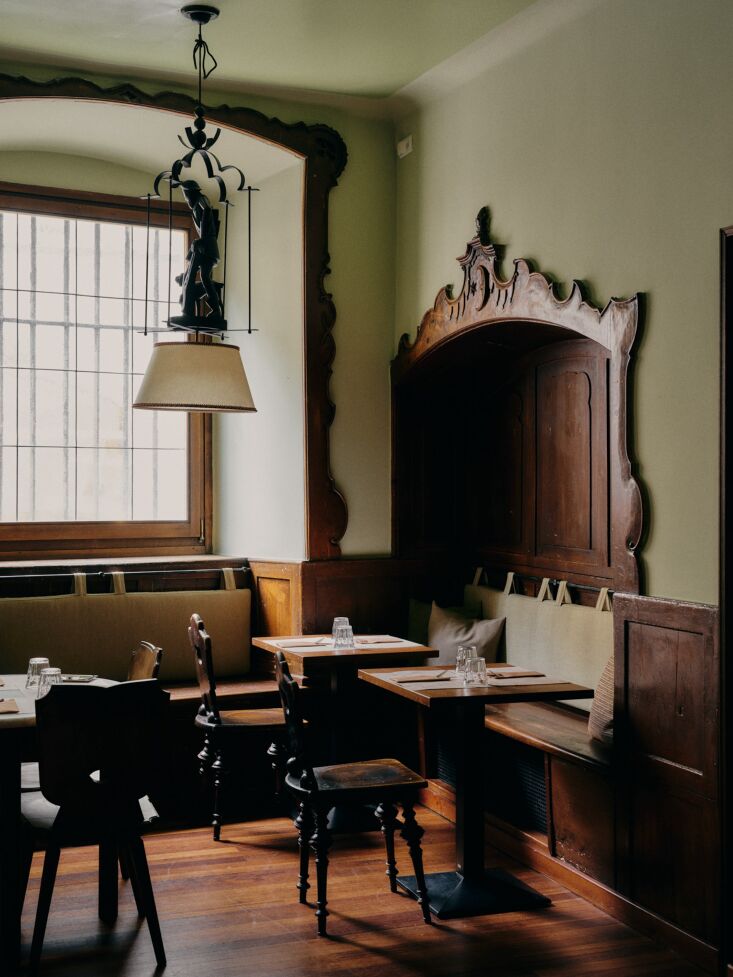 Llamativo comedor de pizzería del hotel, alto pizza, 23 personas