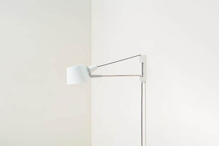 La lámpara de pared pivotante enchufable de Ravenhill Studio tiene un precio de 890 dólares. veinticuatro