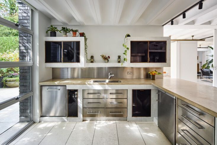 Otro edificio destacado es la casa Schreiber diseñada por James Gowan y construida en el siglo XVIII por el Conde