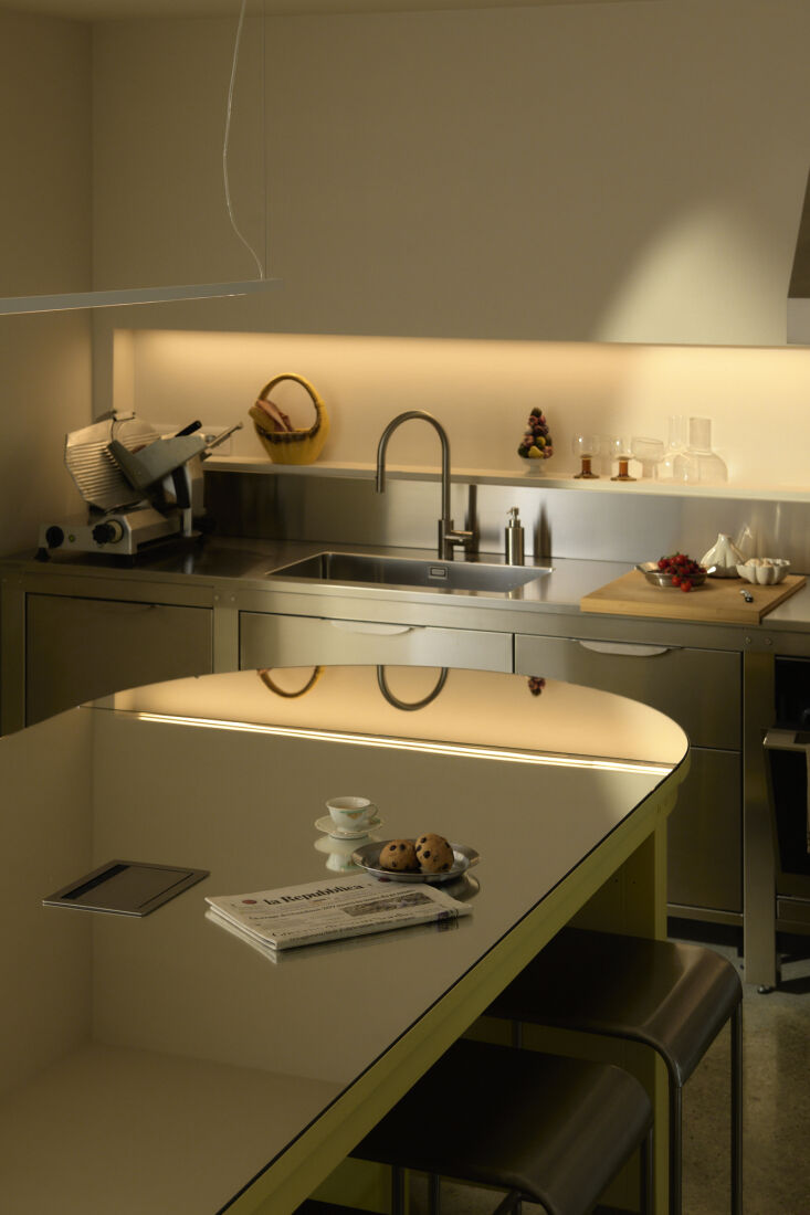 La cocina comunitaria adopta un diseño de cocina minimalista: acero inoxidable de calibre 20.