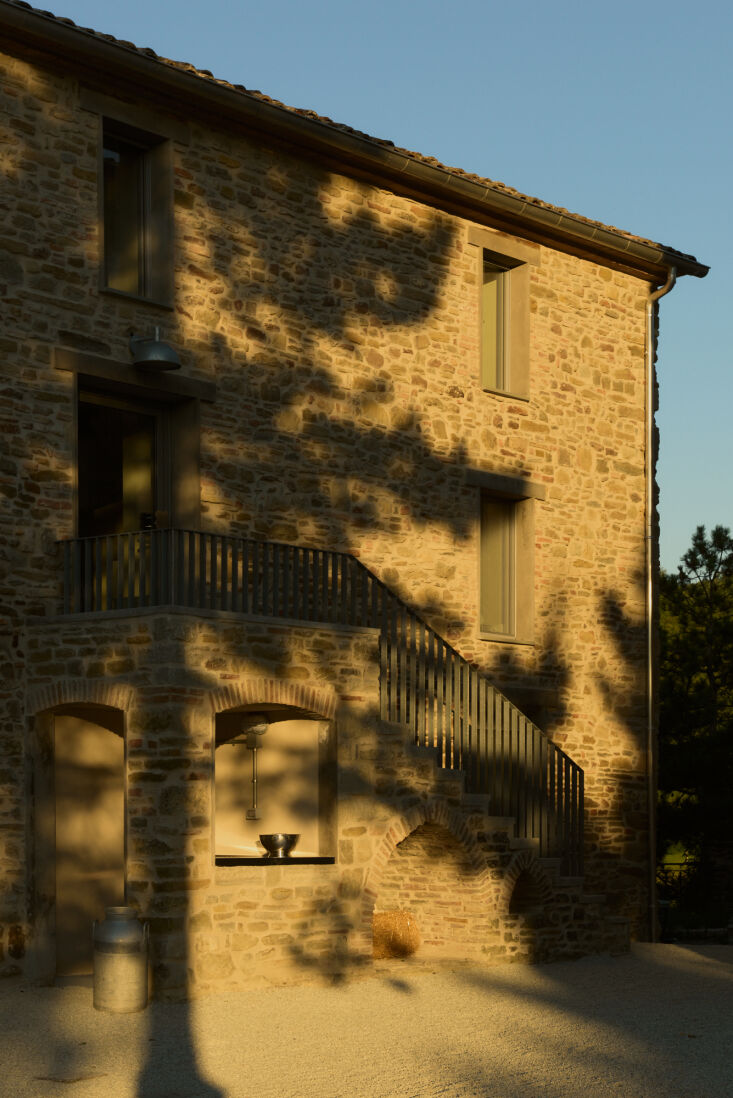 Se han restaurado las escaleras exteriores e interiores así como las ventanas y la puerta 18.