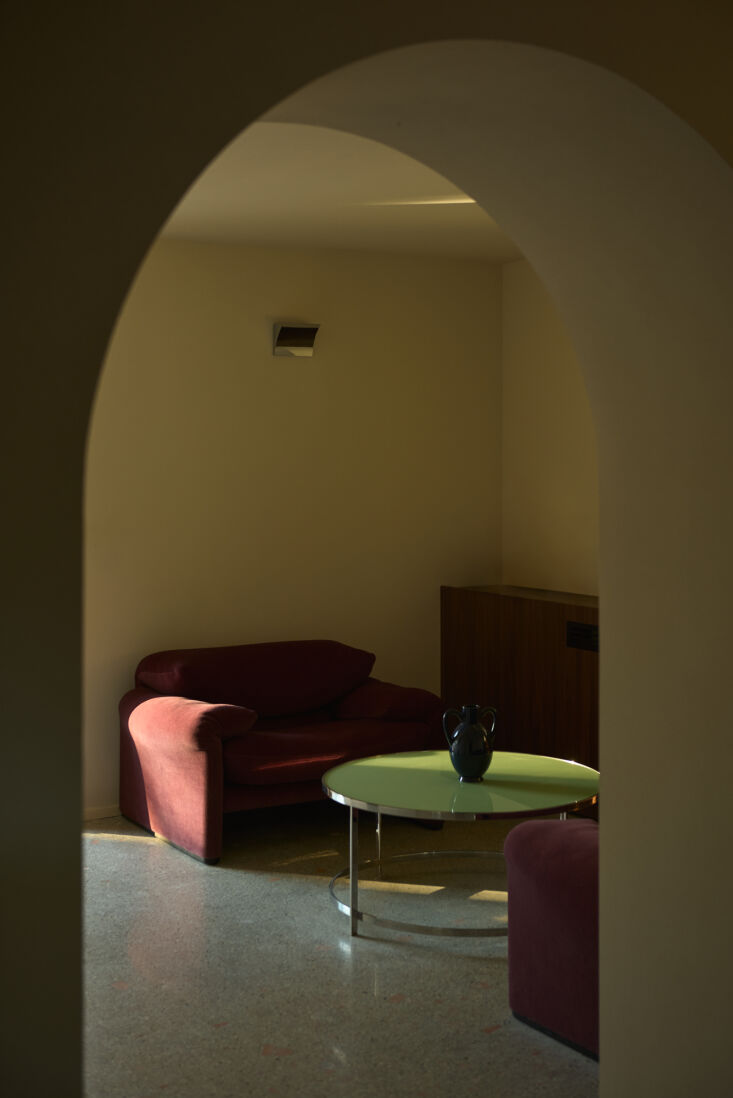 Hay una sala de recepción en la planta baja del Hotel Locanda. 19