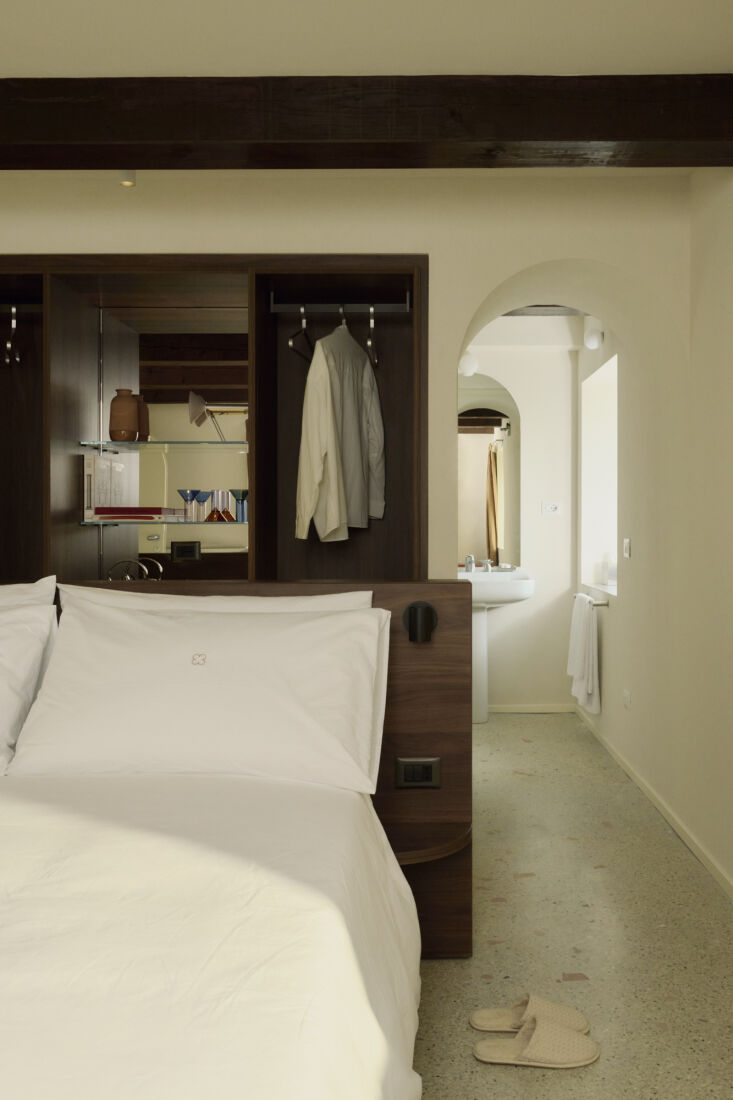 Los suelos de terrazo en todo el edificio son nuevos. el equipo diseñó la cama fram 23