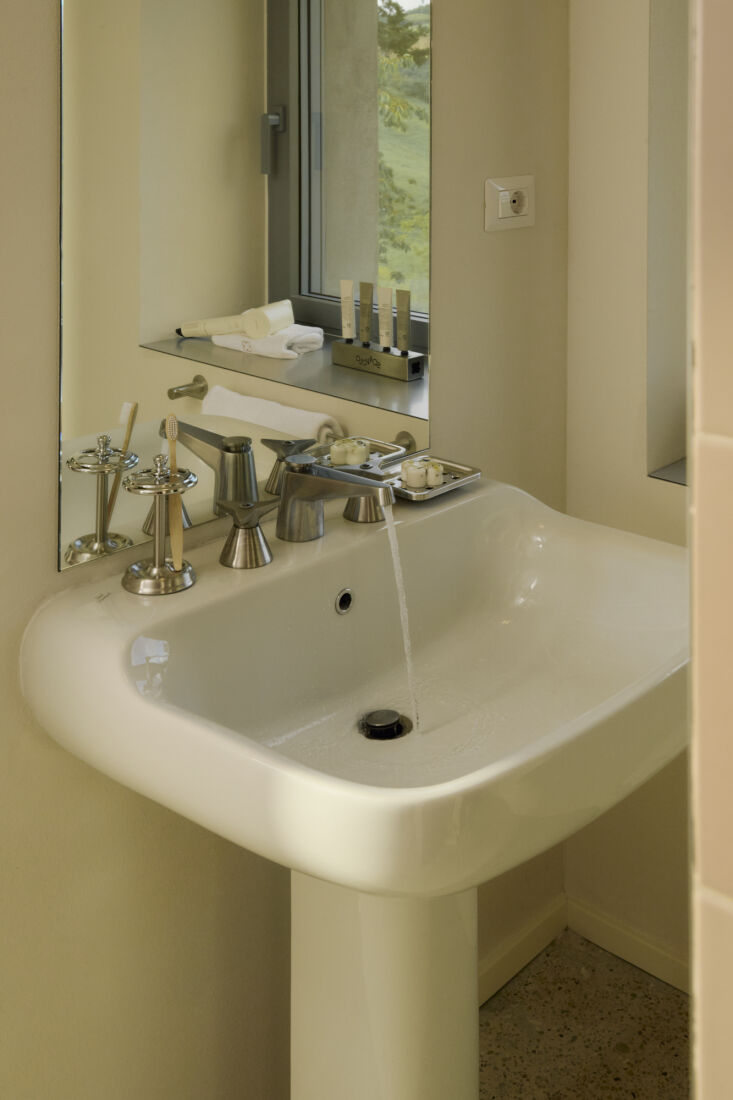 bathroom wash basins are fitted with gio ponti designed taps from mamoli. 25